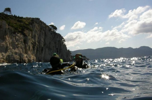  Buceadores en mar abierto